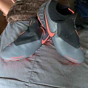 Soccer cleats, women’s 9.5